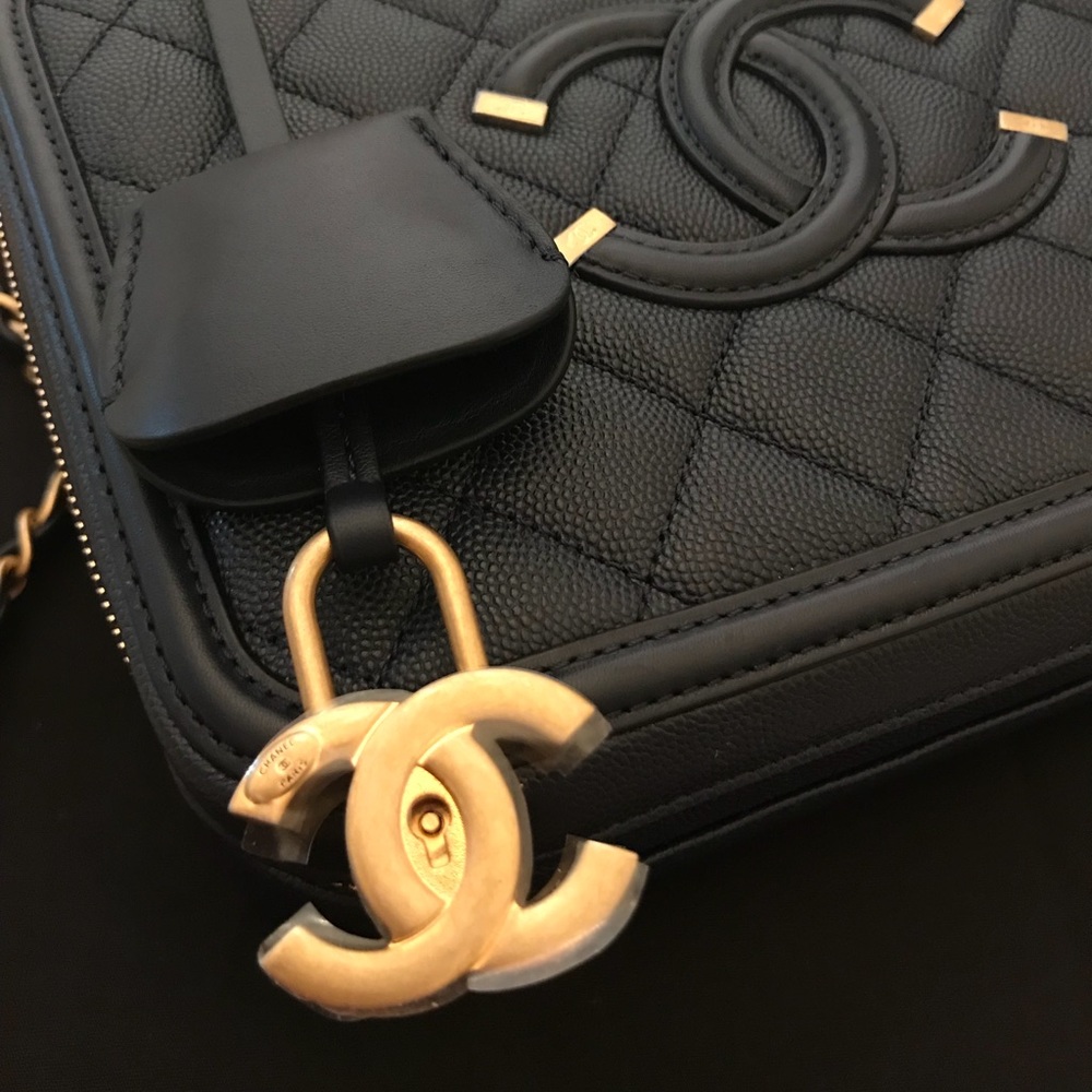 2018 Chanel CC Filigree Vanity Case - Picture 5 of 8